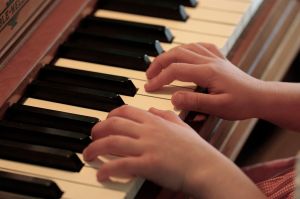 1024px-Piano_practice_hands